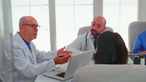 Erfahrene ältere Ärzte im Krankenhaus-Besprechungsraum arbeiten zusammen - Filmmaterial, Video