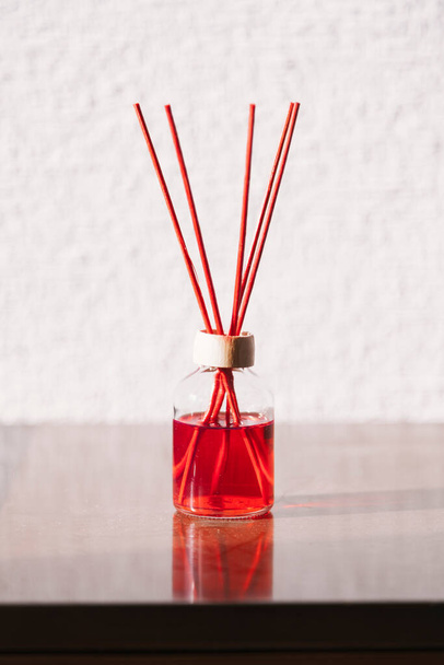 Rood gekleurde vloeibare luchtverfrisser met de geur van rood fruit - Foto, afbeelding