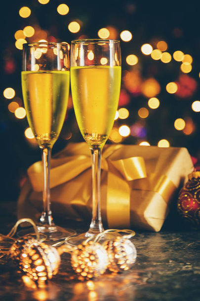 Fond de Noël avec décoration et champagne. Concentration sélective. Vacances. - Photo, image