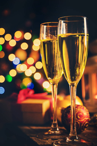 Weihnachten Hintergrund mit Dekoration und Champagner. Selektiver Fokus. Urlaub. - Foto, Bild