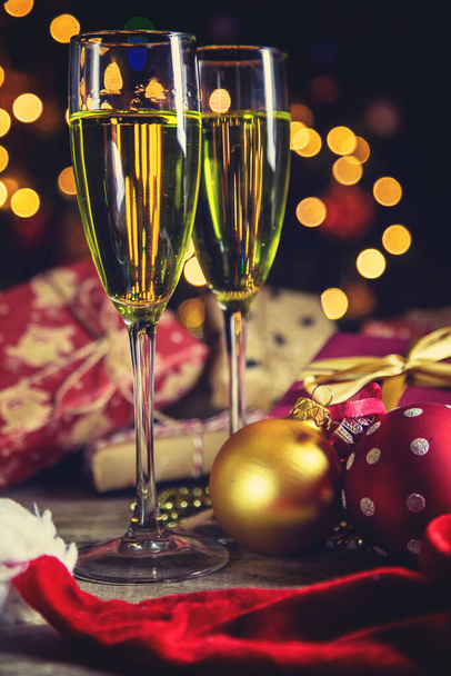 Fond de Noël avec décoration et champagne. Concentration sélective. Vacances. - Photo, image