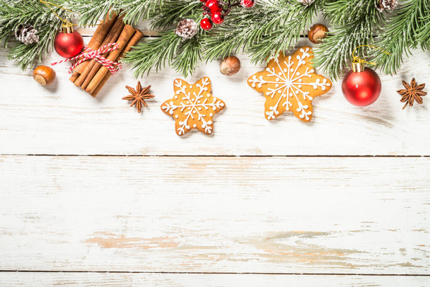 Especias de Navidad con galletas de jengibre en la mesa blanca con decoraciones navideñas. - Foto, Imagen