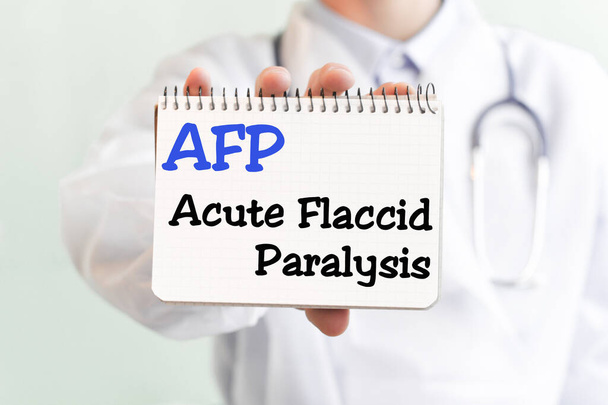 Medico in possesso di una carta con testo AFP acuto Flaccido paralisi concetto medico. - Foto, immagini
