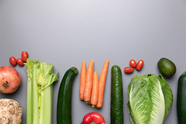Здоровые овощи на сером фоне с копировальным пространством. Концепция интернет-магазина. - Фото, изображение