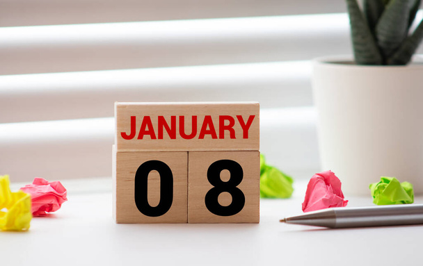 Kubusvormige kalender voor 08 januari op houten ondergrond met lege ruimte voor tekst - Foto, afbeelding