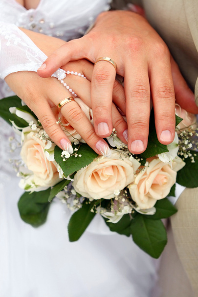 Manos y anillos en el ramo de bodas - Foto, imagen