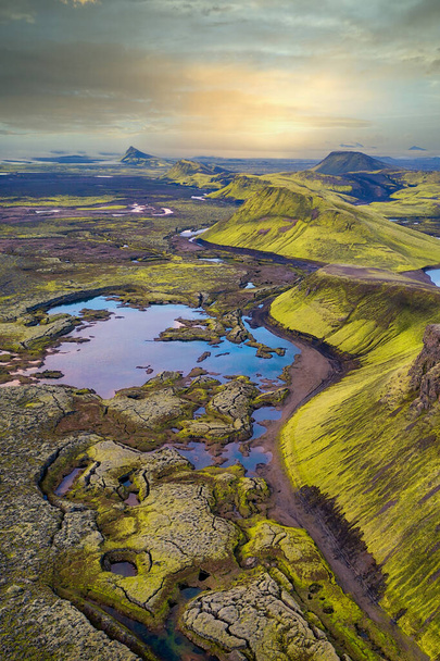 Highlands in Southern Iceland taken in August 2020, post processed using exposure bracketing - Foto, imagen