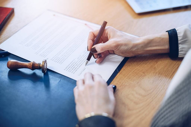 Ügyvéd üzletasszonyok dolgoznak és közjegyző írja alá a dokumentumokat az irodában. - Fotó, kép