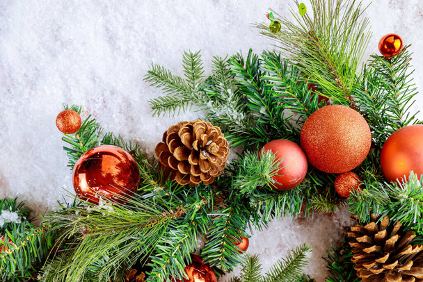 Navidad decoraciones de nieve fondo en rama de abeto con cono de pino, copos de nieve y bola - Foto, imagen