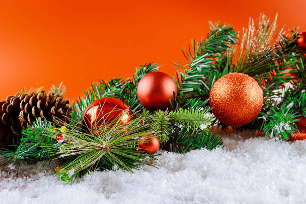 Vrolijk kerstmis sneeuw decoraties op sparren tak met dennenappel, sneeuwvlokken in kerstballen - Foto, afbeelding