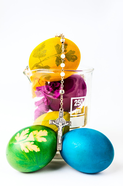 Huevos de Pascua con rosario en vidrio de laboratorio
 - Foto, imagen