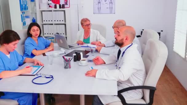 Lääkärien tarkistuslista, jossa potilaat ovat leikepöydällä - Materiaali, video