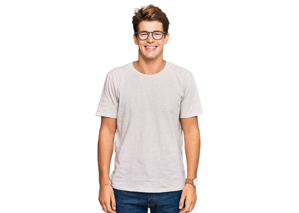 Jóképű fehér férfi alkalmi ruhában és szemüvegben, boldog és hűvös mosollyal az arcán. szerencsés ember.  - Fotó, kép
