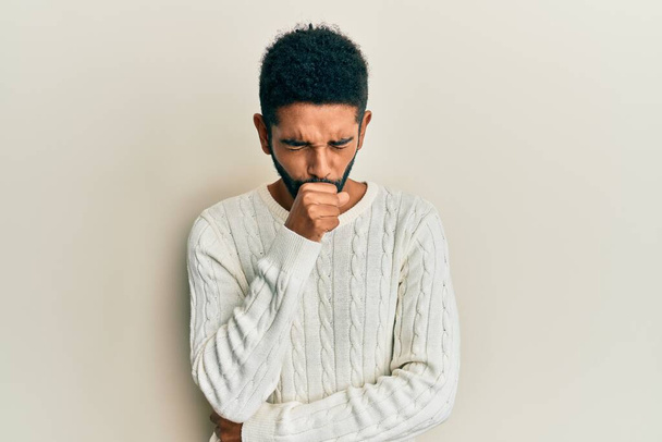 Hezký hispánský muž s vousy na sobě nenucený zimní svetr necítí dobře a kašle jako symptom pro nachlazení nebo zánět průdušek. koncepce zdravotní péče.  - Fotografie, Obrázek