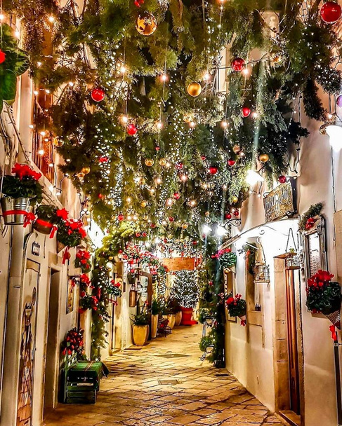Рождественский праздник в Италии. Рождественские украшения на дороге - Фото, изображение