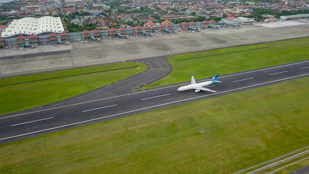 Літак приземлився в міжнародному аеропорту Нгурах-Рай на Балі, Індонезія. Літак вважається найбезпечнішою авіакомпанією Індонезії. - Фото, зображення