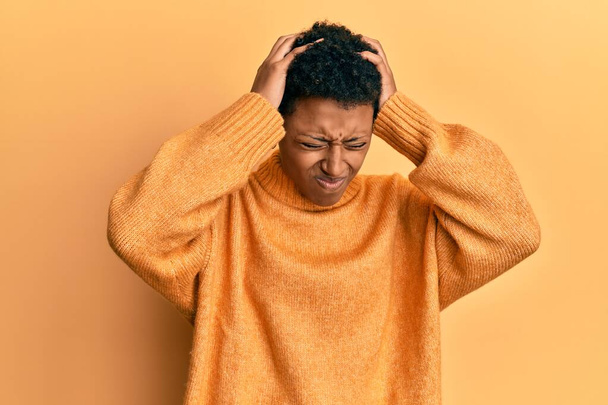 Mladá afro-americká dívka nosí ležérní oblečení trpící bolestí hlavy, zoufalá a vystresovaná kvůli bolesti a migréně. Ruce za hlavu.  - Fotografie, Obrázek