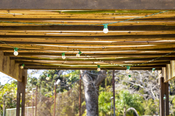 Бунгало из бамбука со светом для освещения - Фото, изображение