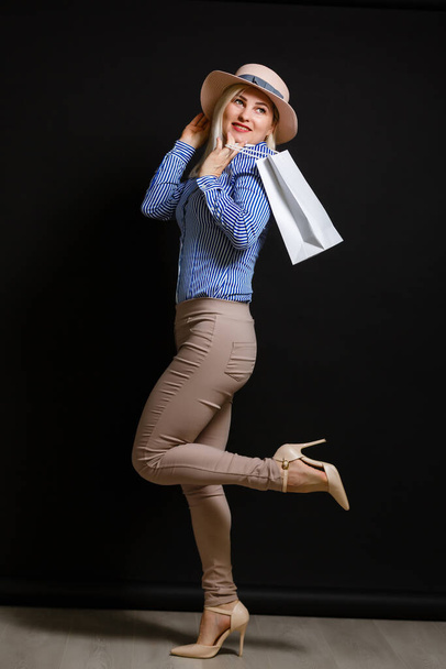 ショッピングバッグを持つエレガントな女性,黒金曜日のコンセプト - 写真・画像