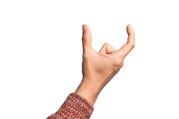 Mano de joven caucásico mostrando dedos sobre fondo blanco aislado recogiendo y tomando cosa invisible, sosteniendo objeto con dedos mostrando espacio - Foto, imagen