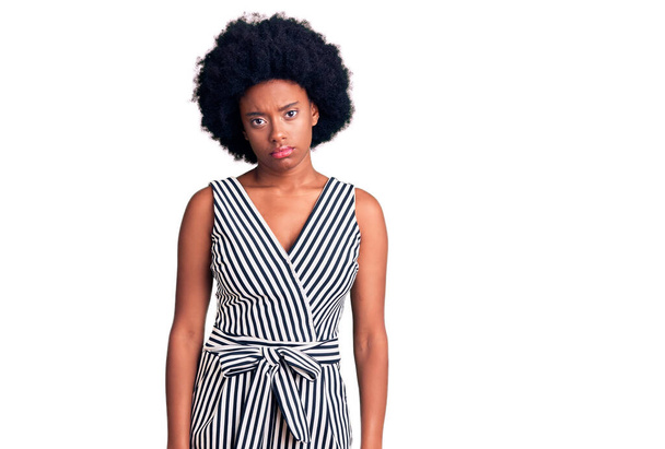 Jeune femme afro-américaine portant des vêtements décontractés sceptiques et nerveux, fronçant les sourcils bouleversés à cause de problèmes. personne négative.  - Photo, image