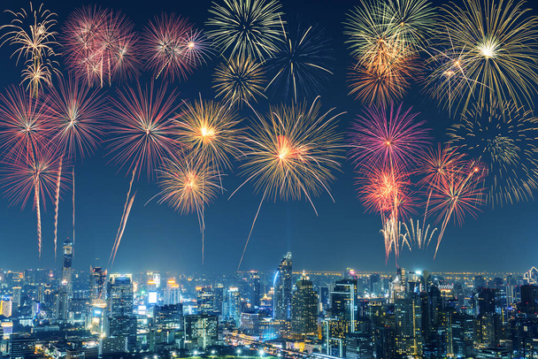 nouvel an multicolore feux d'artifice célébration à Bangolore skyline de la ville dans la nuit tim - Photo, image