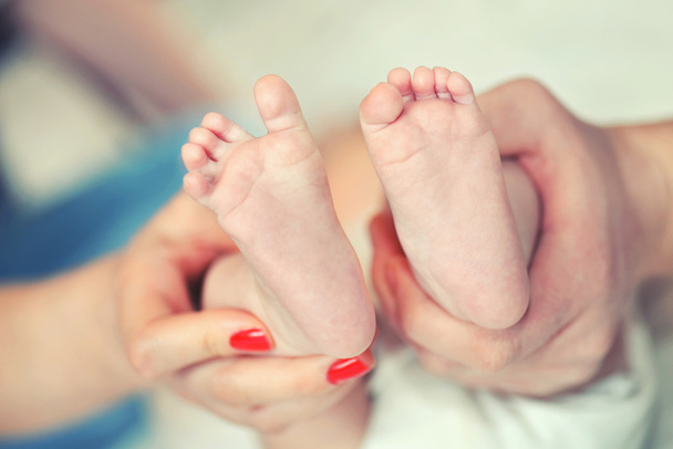 As pernas de um recém-nascido
 - Foto, Imagem