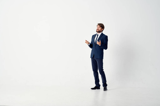 бизнесмен в классическом костюме в полный рост на светлом фоне - Фото, изображение
