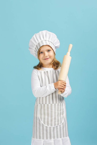 cute little girl chef preparing healthy meal. - Foto, Imagen