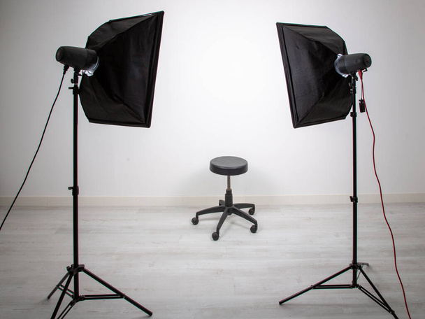 blanco vacío estudio de fotos sala de luz interior para disparar modelos con equipo de fotógrafo profesional - Foto, imagen