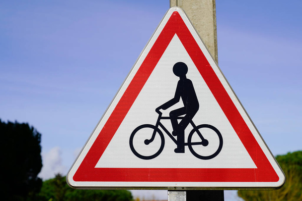 El coche supera al ciclista señal de advertencia de bicicleta peligro vial - Foto, imagen