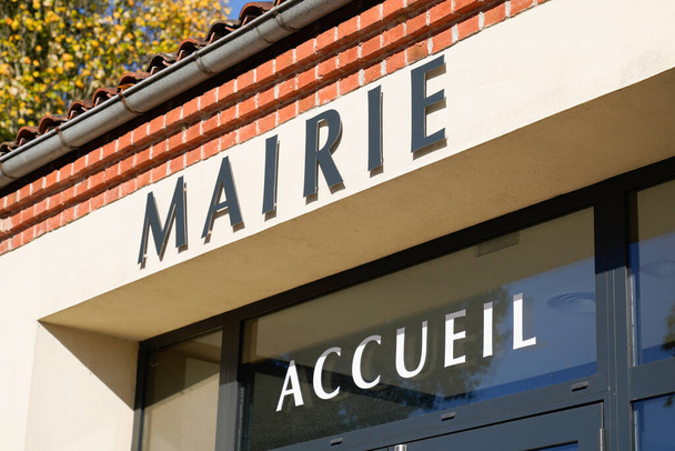 マリー・アキュイユと市役所のファサードフランスの市役所の入り口で手段 - 写真・画像