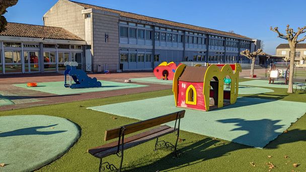 cour d'école extérieure vide aire de jeux école maternelle bâtiment extérieur avec petite maison et banc - Photo, image