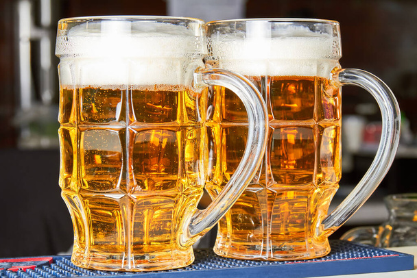 Kaksi lasia tuoretta vaahtoavaa olutta baaritiskillä - Valokuva, kuva