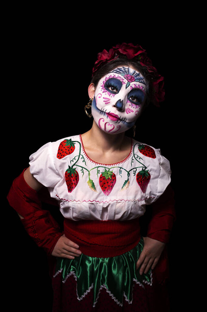 Ιαπωνική γυναίκα φοράει ζάχαρη κρανίο ή Catrina μακιγιάζ και μεξικάνικο παραδοσιακό φόρεμα για μια φωτογράφιση πορτρέτο. - Φωτογραφία, εικόνα