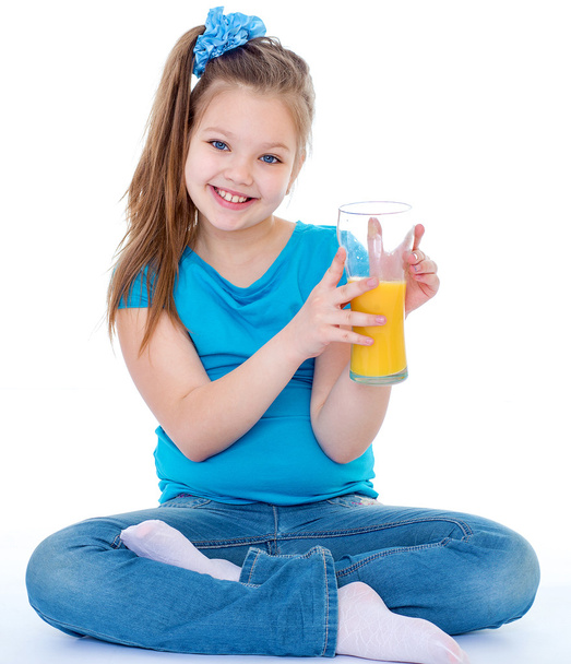 Young girl with glass of orange juice. - Valokuva, kuva