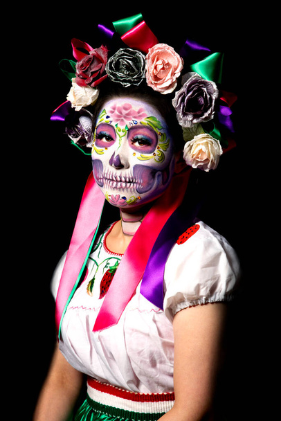 Mulher japonesa usa crânio de açúcar ou maquiagem Catrina e vestido tradicional mexicano para uma sessão de fotos de retrato. - Foto, Imagem