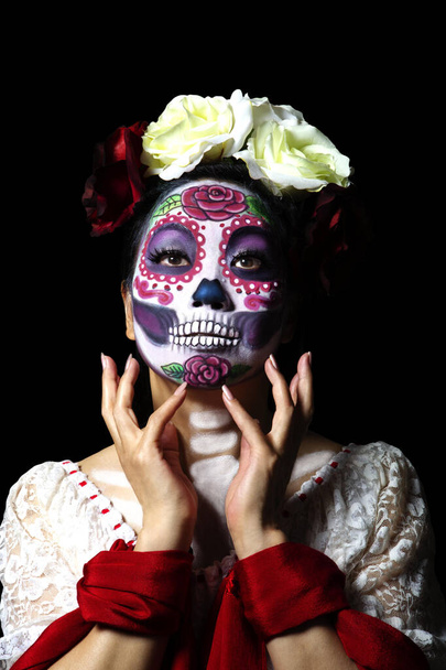 Японская женщина носит сахарный череп или макияж Катрины и традиционное мексиканское платье для портретной фотосессии. - Фото, изображение