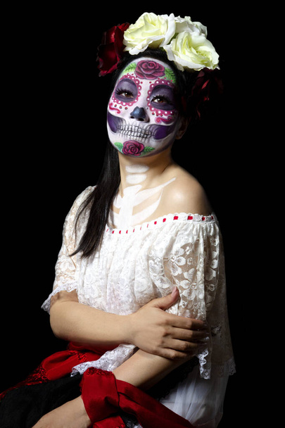 Japán nő visel cukor koponya vagy Catrina smink és a mexikói hagyományos ruha egy portré fotó ülésen. - Fotó, kép
