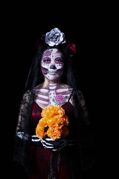 Японська жінка носить цукровий череп або макіяж Катріна і мексиканський традиційний одяг для портретної фотосесії.. - Фото, зображення