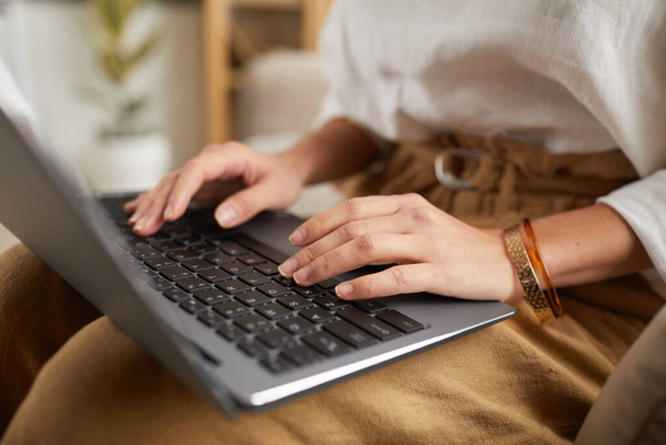 Primo piano di irriconoscibile donna d'affari di successo digitando sulla tastiera del computer portatile durante l'utilizzo di Internet e lavorando da casa, copiare lo spazio - Foto, immagini