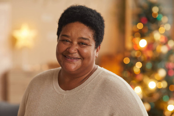 Close up portret śmiechu Afroamerykańskiej babci patrząc w kamerę podczas świąt Bożego Narodzenia w domu, przestrzeń kopiowania - Zdjęcie, obraz