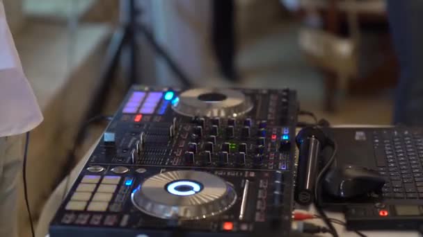 a DJ keverőpult mögött álló férfi keze, DJ, zenélés, zenélés  - Felvétel, videó