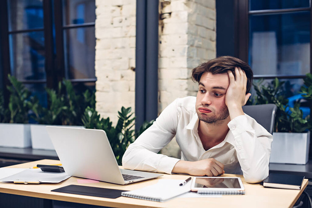 Fáradt üzletember dolgozik laptop az irodában - Fotó, kép