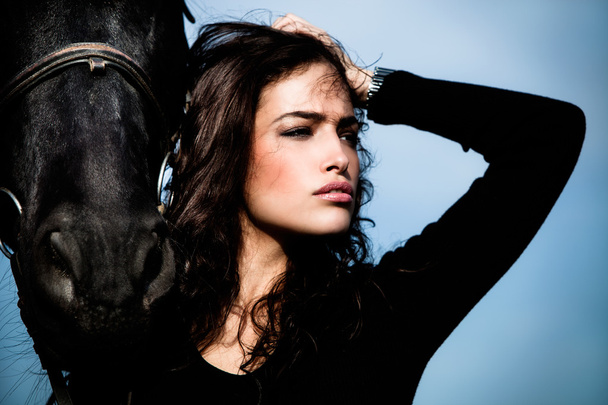 nainen ja hevonen - Valokuva, kuva