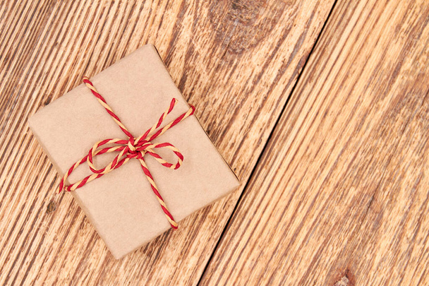 Κουτί δώρου Χριστουγέννων ή Πρωτοχρονιάς σε ξύλινη επιφάνεια - Φωτογραφία, εικόνα