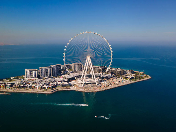 Остров Bluewater и колесо обозрения Ain Dubai в Дубае, Объединенные Арабские Эмираты. Новая зона отдыха и проживания в районе гавани Дубая - Фото, изображение