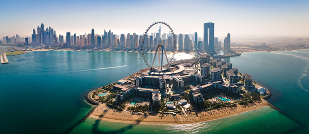 Остров Bluewater и колесо обозрения Ain Dubai в Дубае (Объединенные Арабские Эмираты) с панорамным видом на пляж и дубайскую гавань. - Фото, изображение