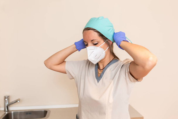 Porträt einer Chirurgin oder Krankenschwester in Schutzuniform - Foto, Bild
