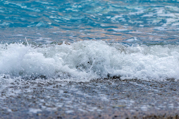 Mar en la playa de piedra. Vista de cerca - Foto, imagen